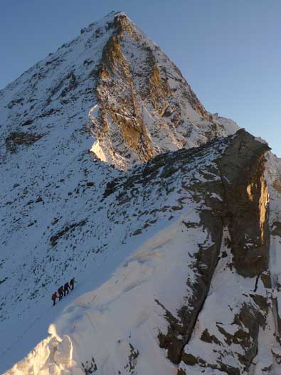 A rope team crossing a steep flank on the southern ridge of the Dent Blanche (4357m) on a short rope, 11 August 2015 © Karin Steinbach Tarnutzer