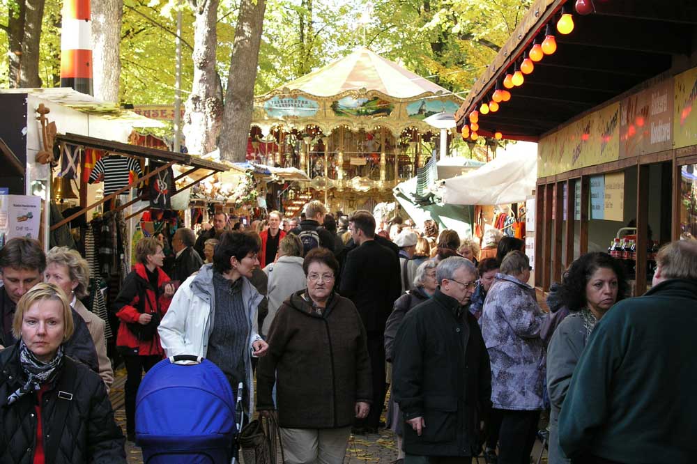 The market on Petersplatz with stalls, a historic carousel and the ‘Hääfelimäärt’ © Claude Giger, 2003