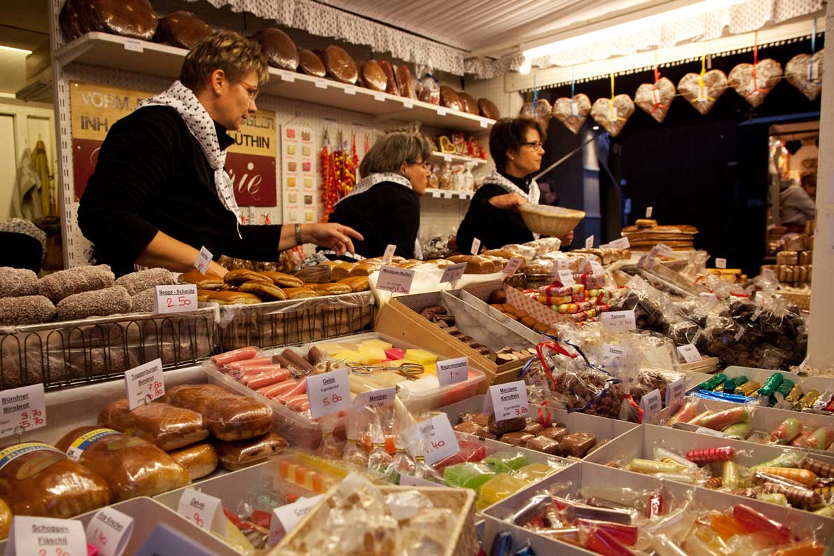 All kinds of typical sweets are sold here: ‘Mässmögge’, Biberli and Magenbrot © Bettina Matthiessen, 2011