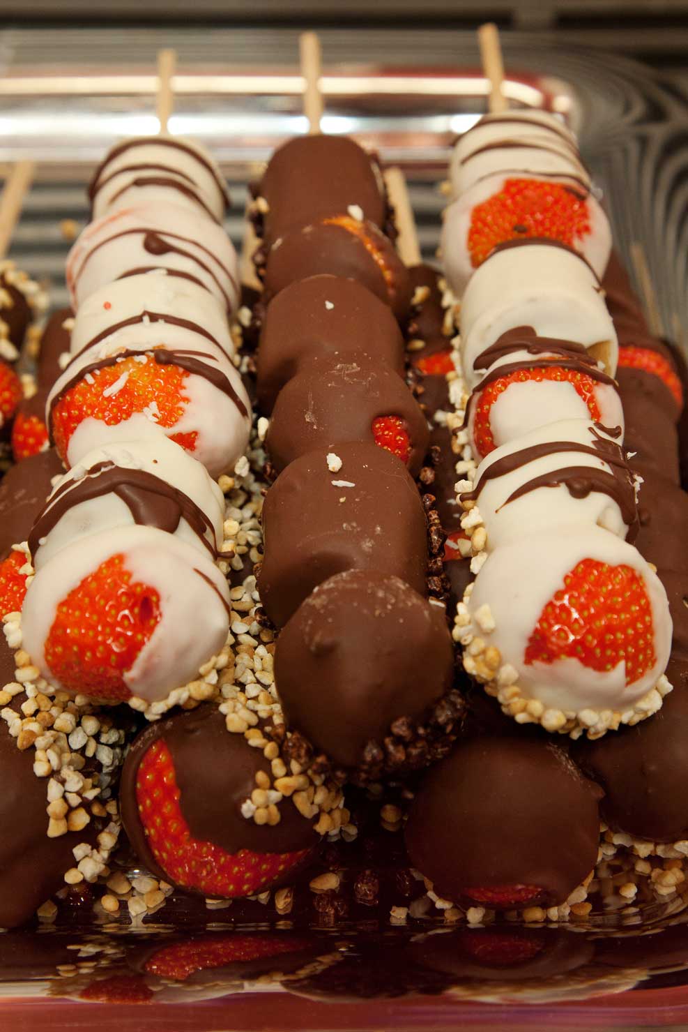Chocolate-covered fruits are also part of a visit to the Basel Autumn Fair © Bettina Matthiessen, 2011
