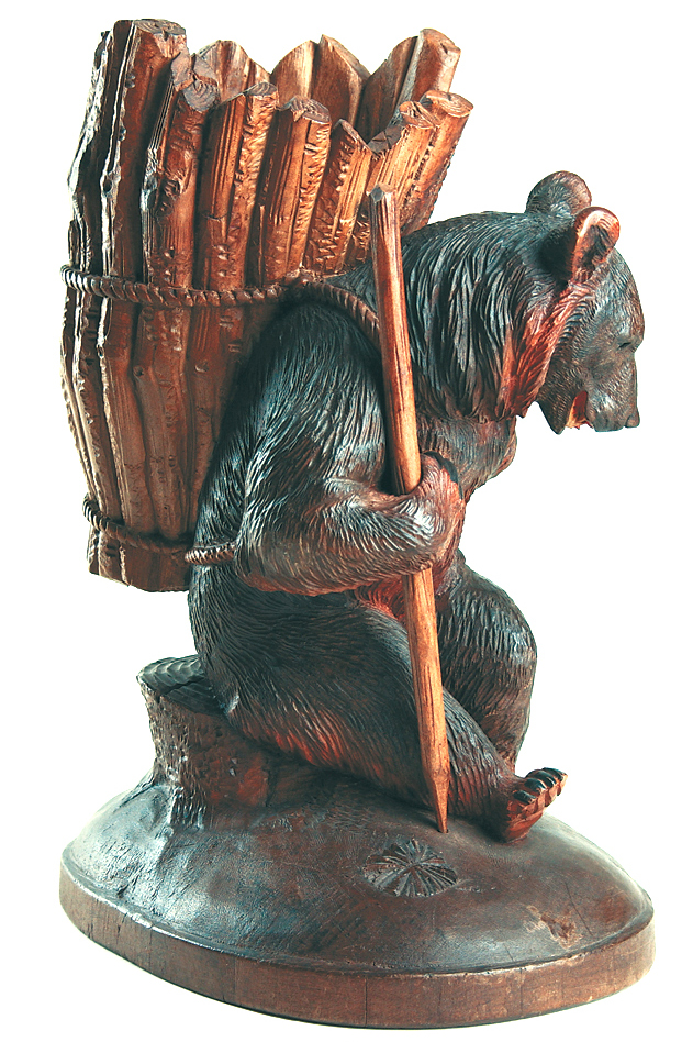 Bear with back basket, by an unknown sculptor ca 1940. Stained limewood © Schule für Holzbildhauerei Brienz, 1900
