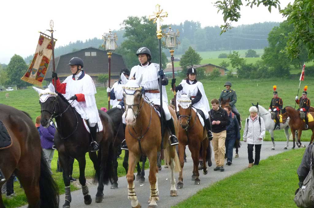 Seeblen near Gunzwil, 2011: cross, flag and lantern bearers at the head of the mounted procession. © Regula Muff, Gunzwil