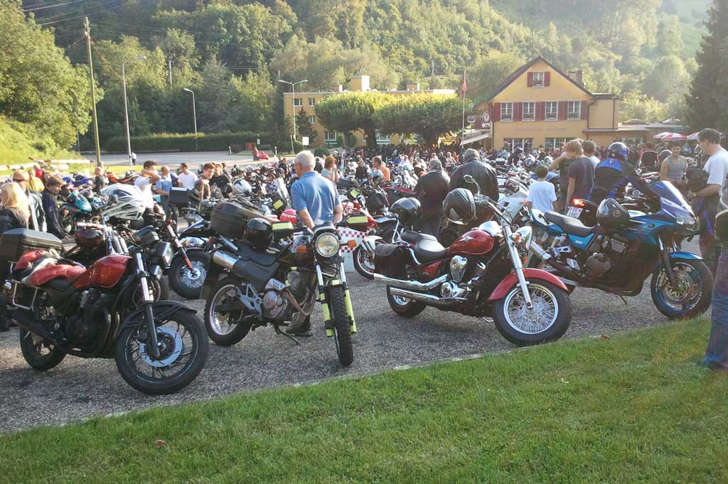 At the 'Isebähnli' restaurant: bikers strolling around the car park, chatting about and admiring the bikes © Karin Janz, 2011