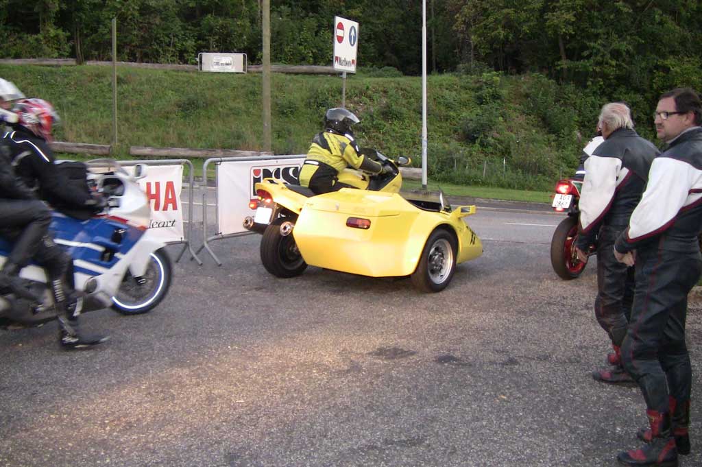 Lively activity at the entrance to the car park © Karin Janz, 2011