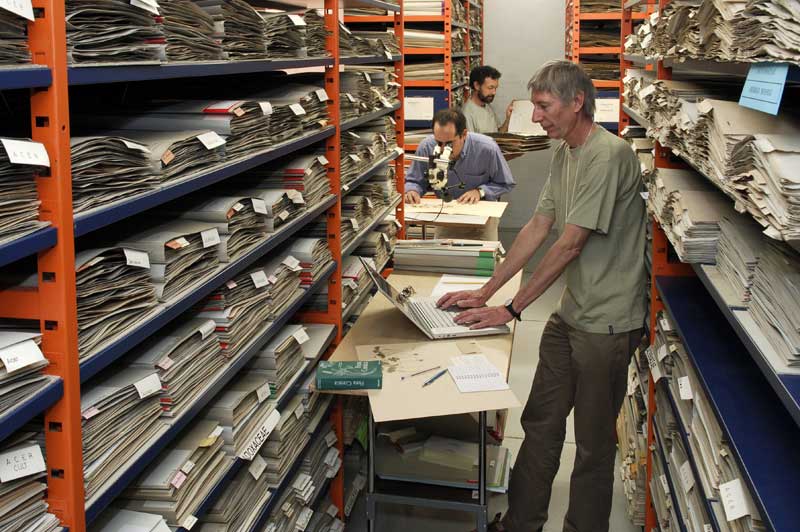 Consulting a herbarium sample for taxonomy research at the Conservatory and Botanical Gardens © Conservatoire et Jardin botaniques, Genève