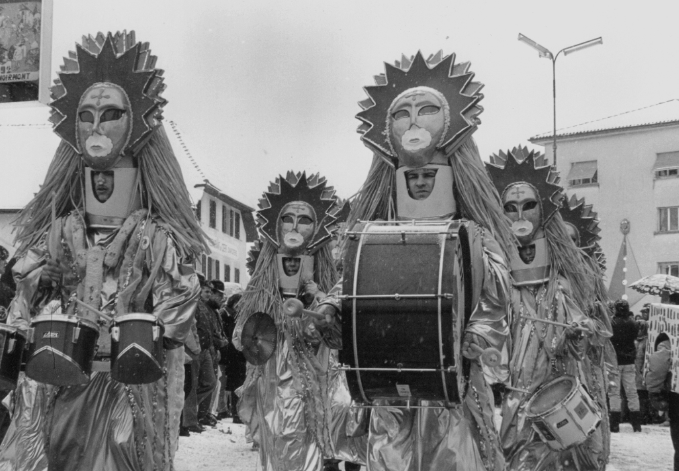 The procession with its lavish costumes in Le Noirmont © Archives cantonales jurassiennes (ArCJ), 1993