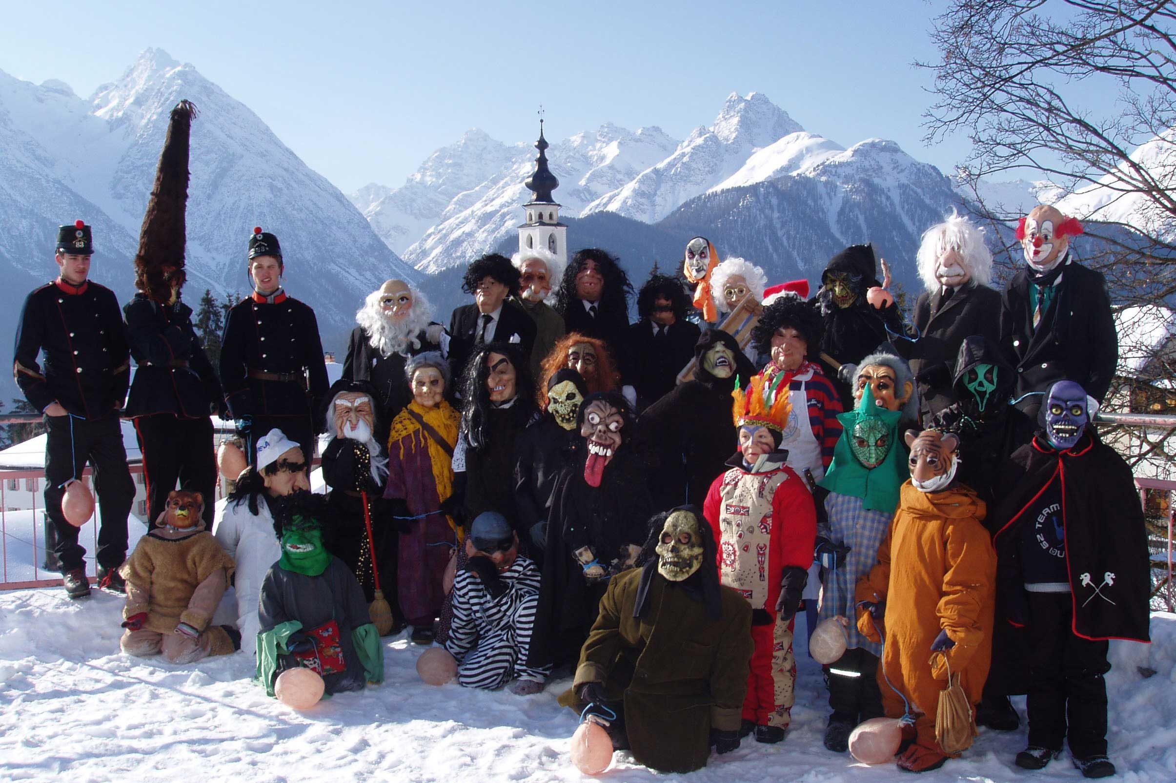Ftan: The goatskin hat (left), called the “bulavitra” © Schule Ftan, 2005