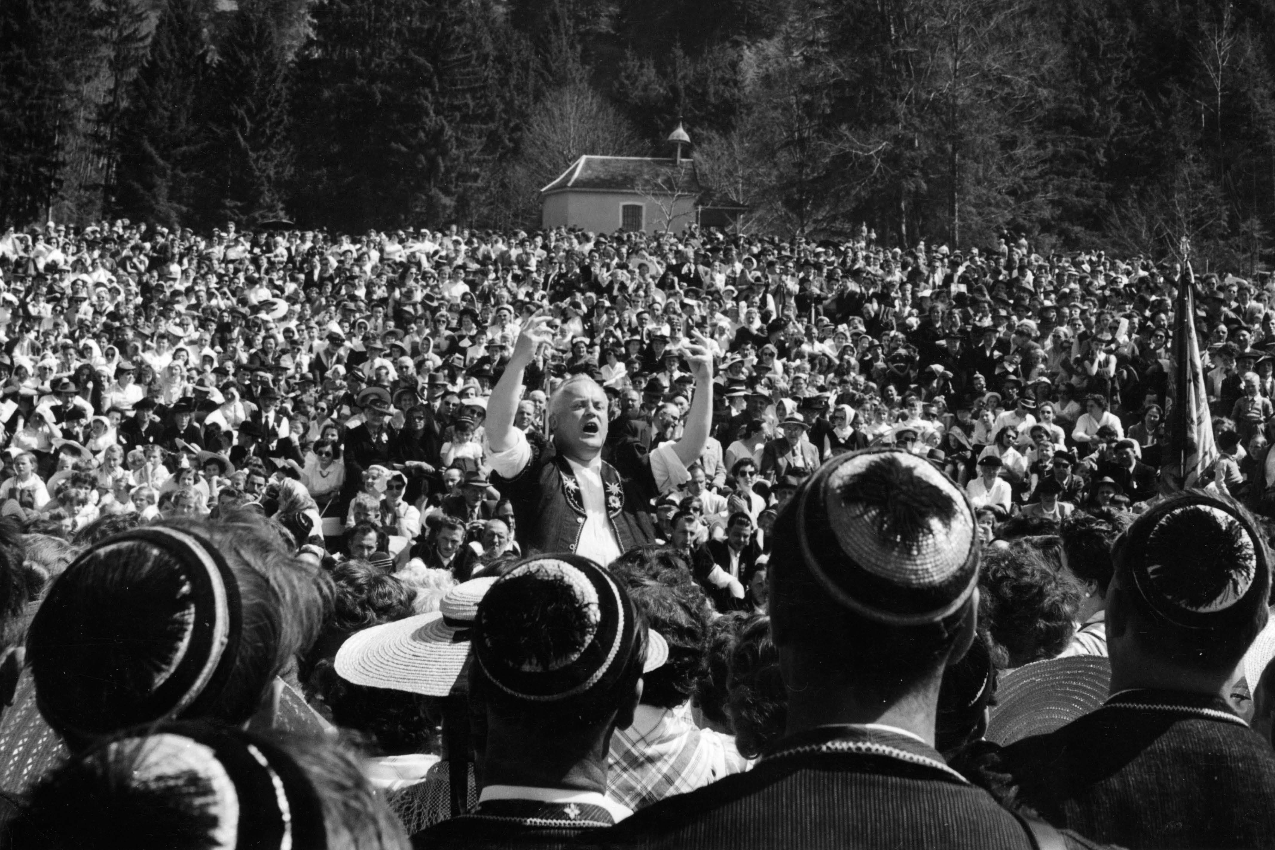 André Corboz directing the Poya d'Estavannens Choirs, 1956 © Giegel/Musée gruérien, Bulle