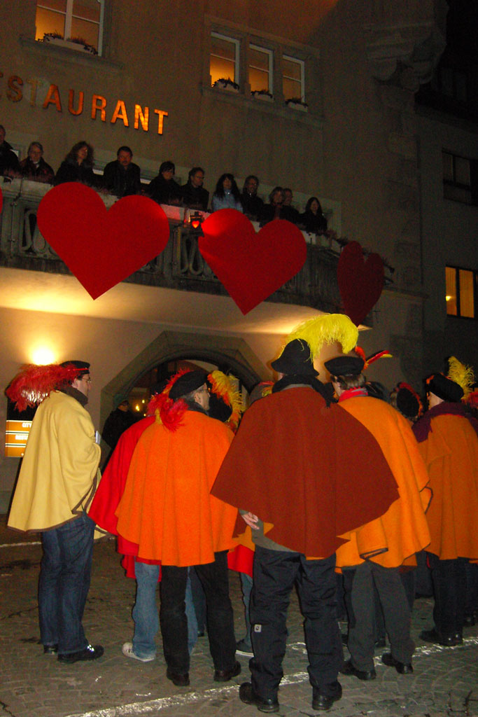 The “Fire and Flame” group singing up to the lovers and their guests standing on the balcony of the Hotel Ochsen, 2010 © Ernst Moos, Zug
