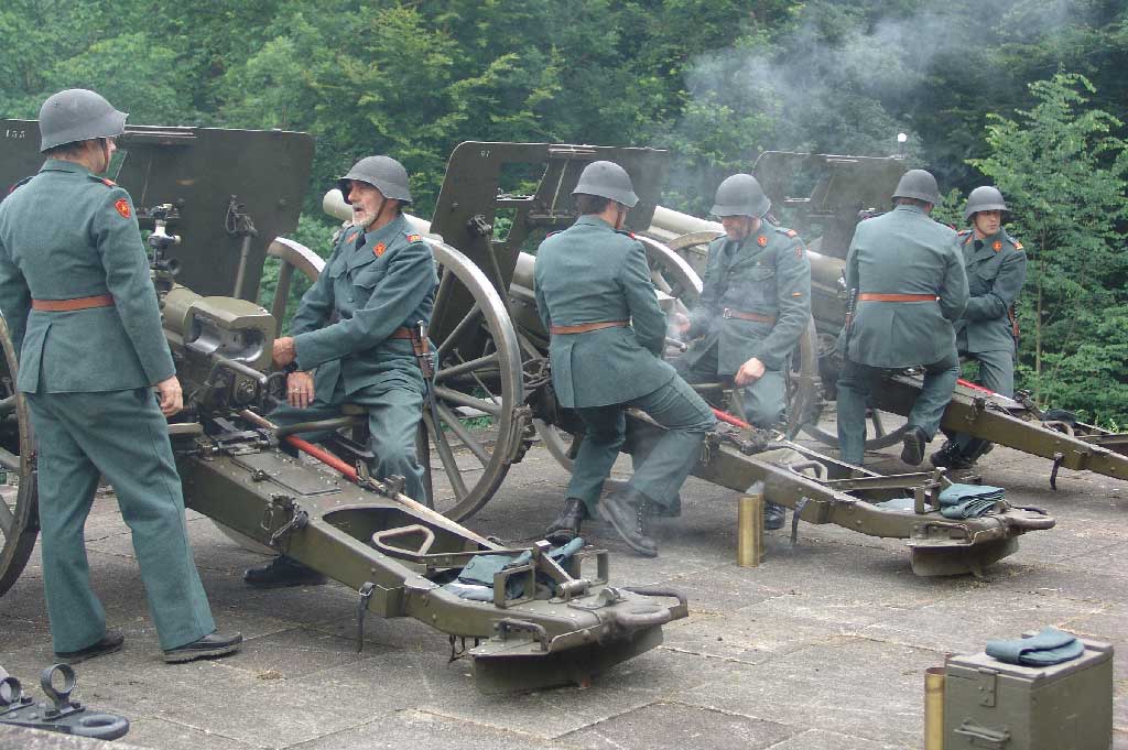 The cannoneers firing salutes during the Corpus Christi festival in 2007 © Herbert Bitzi, Stansstad/Bruderschaft der Herrgottskanoniere Luzern