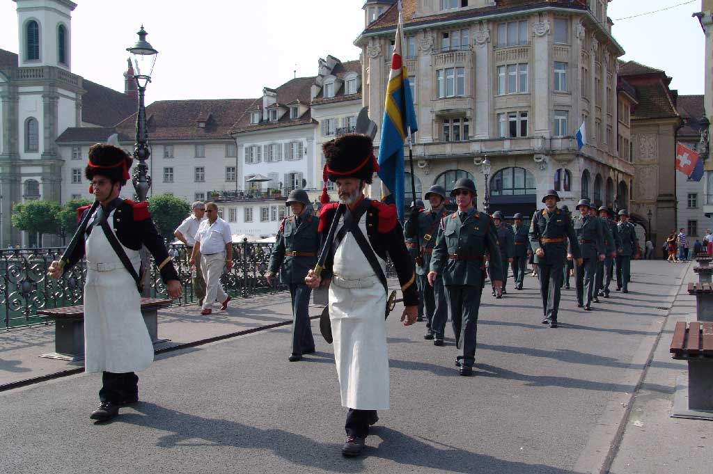 Flag delegation with 'Bielimanne' (artillery sappers) in 18th century uniforms, 2006 © Herbert Bitzi, Stansstad/Bruderschaft der Herrgottskanoniere Luzern