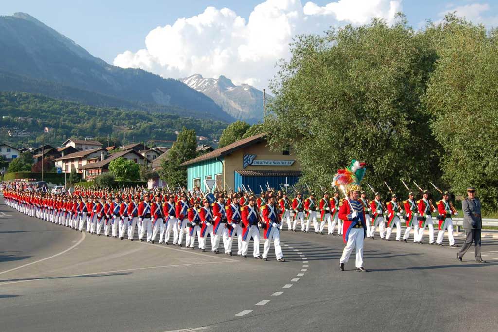 The Grenadiers of Ormône marching back to their village in the late afternoon © Bretz, Savièse, 2006