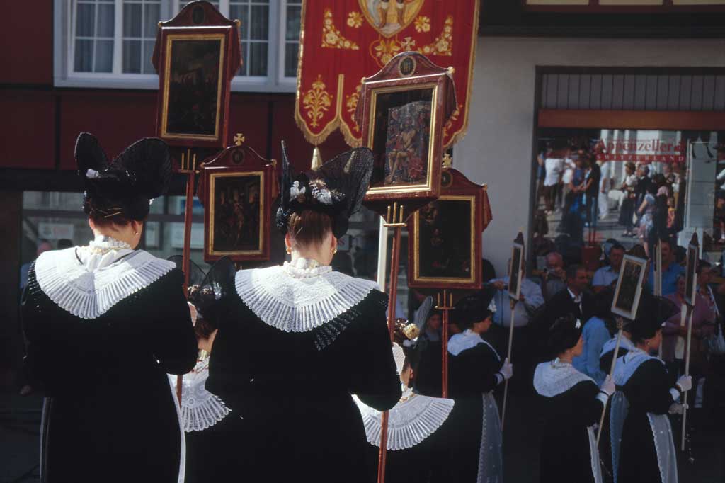 “Täfelimeedle” women carrying the Mysteries of the rosary on wooden signs in the Appenzell Corpus Christi procession of 2002 © Marc Hutter/Kanton Appenzell Innerrhoden
