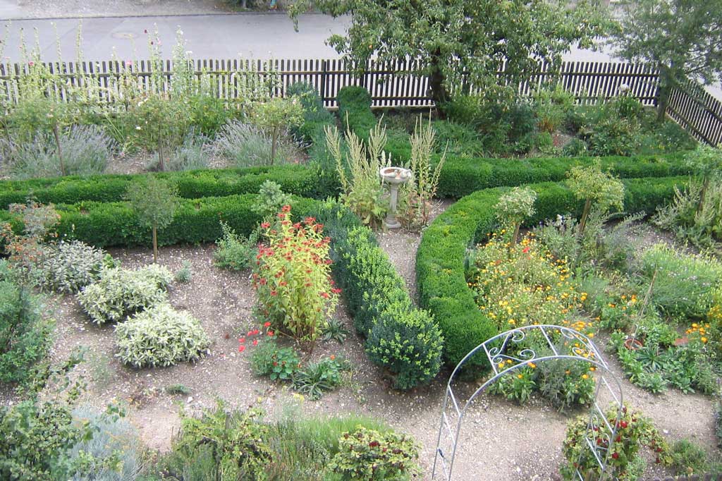 The crossed paths in the garden of 