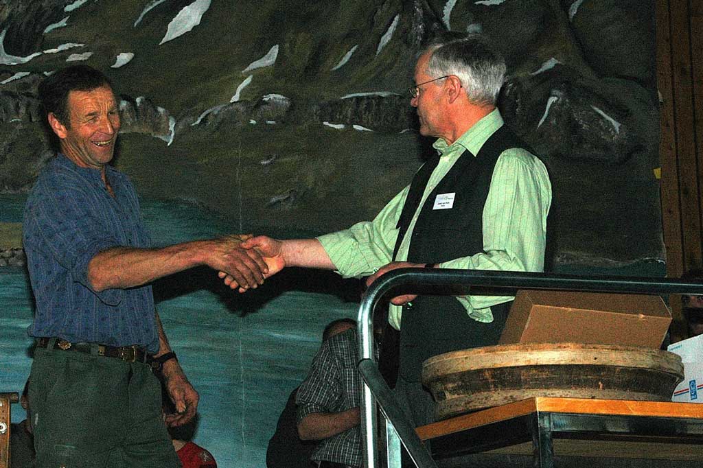 Kerns, April 2008: a handshake between the farmer (l) and the clerk seals the usage rights. © Niklaus Ettlin, Kerns