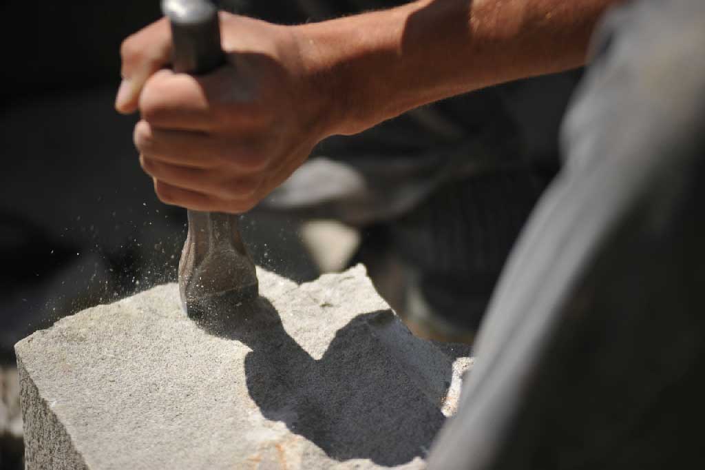 Dry stone walling tools: a wedge © Felix Riegger, 2011/www.steinundkraut.ch