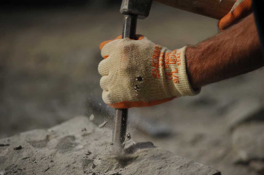 Dry stone walling tools: a chisel © Felix Riegger, 2011/www.steinundkraut.ch