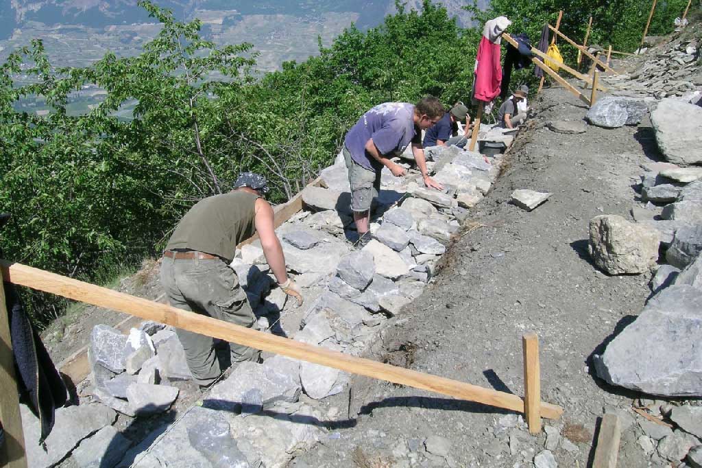 Civil service deployment by the Stiftung Umwelt-Einsatz Schweiz, Isérable, canton of Valais, 2005 © Felix Riegger, 2005/www.steinundkraut.ch