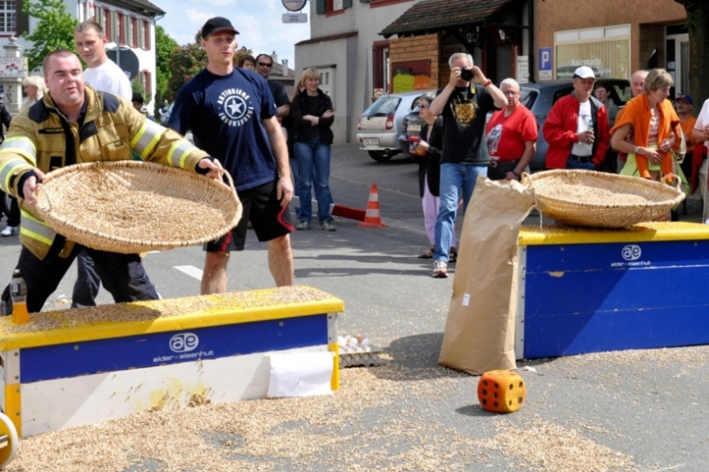Frenkendorf, BL: The gymnastics association races against a different competitor each year; here the opponents are the fire brigade © TV Frenkendorf, 2011