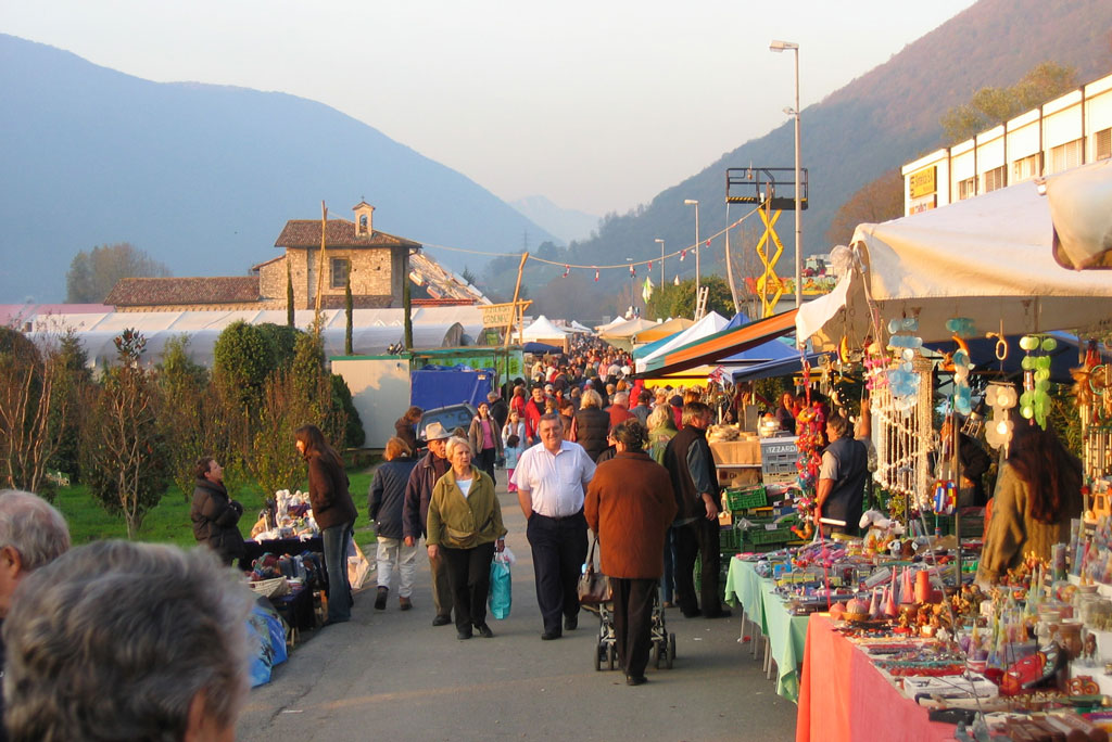 Market stalls with the church of Saints Martin and Rocco in the background © Mendrisiotto Turismo