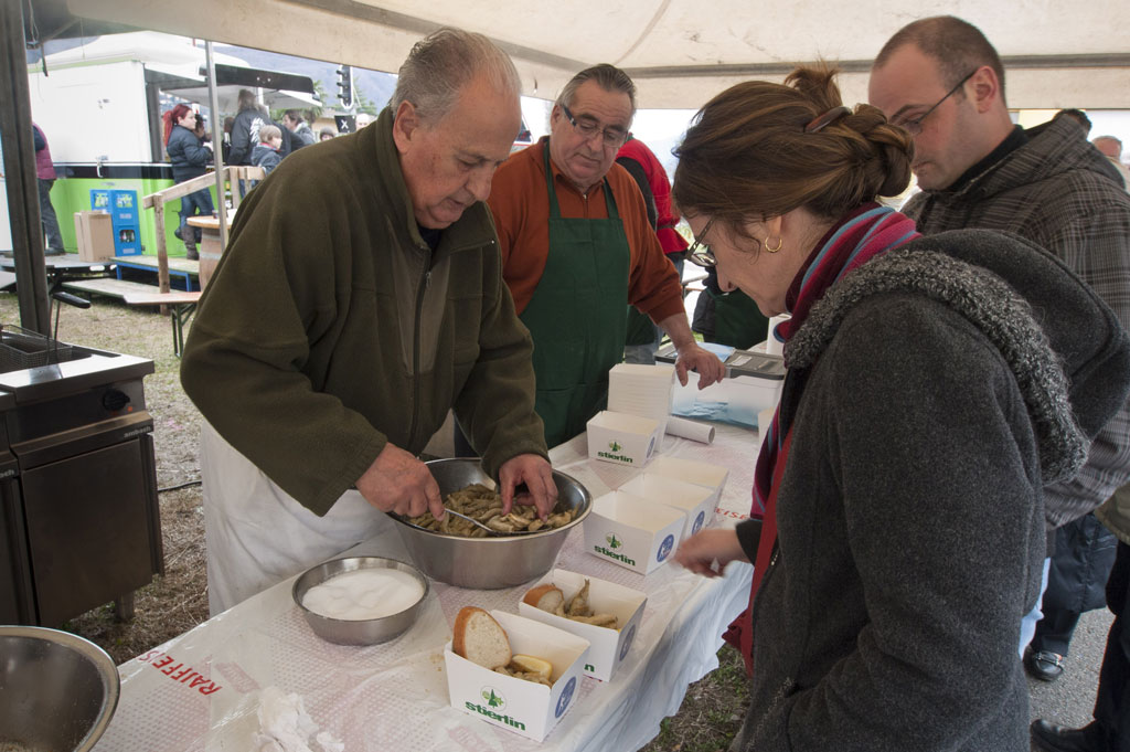 Tasting and sale of fried fish © Stefano Crivelli, 2011