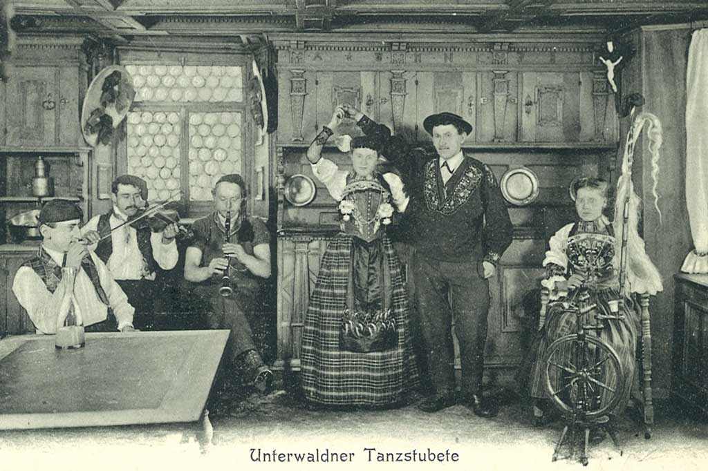 A couple from Unterwald wearing traditional dress and preparing to dance, postcard, circa 1925. © Staatsarchiv Nidwalden, Stans