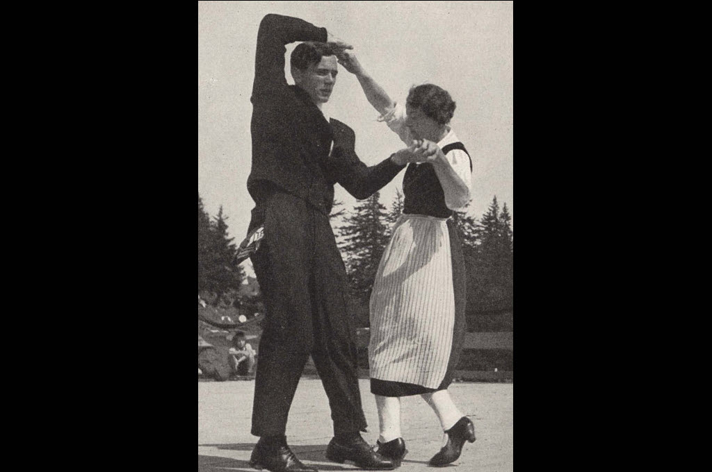 Two men dancing the Gäuerle, at the costume festival on Mount Rigi, 1936 © Fotograf: unbekannt. Rechteinhaber: Schweizerische Trachtenvereinigung