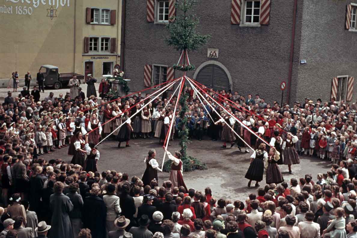 May singing and ribbon dancing in Liestal, 1953 © Theodor Strübin/Museum.BL, Liestal