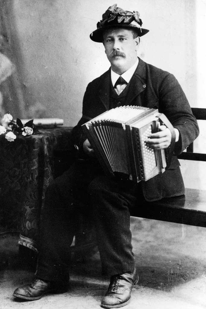 Siegerporträt des Akkordeonisten Franz Feierabend aus Engelberg (OW), der ein Handorgelwettspiel in Luzern im ersten Rang abschloss, 1924 © Fam. Feierabend