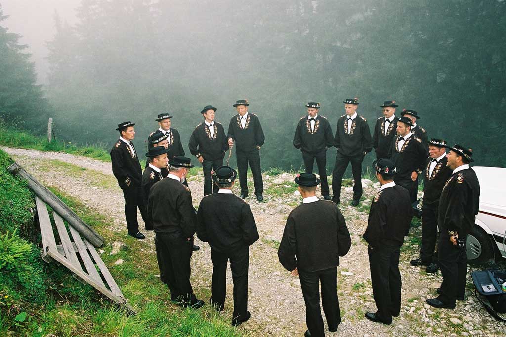 Ständchen auf dem Alpweg: Die Jodlergruppe Bärgröseli aus Alpnachstad (OW) «juizt» unterwegs © Jodlergruppe Bärgröseli Alpnachstad