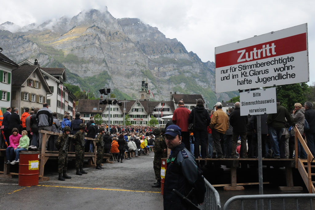 2011 Cantonal Assembly: Police checks at the entrance ensuring that only the electorate enter the ring © Heinrich Speich, 2011