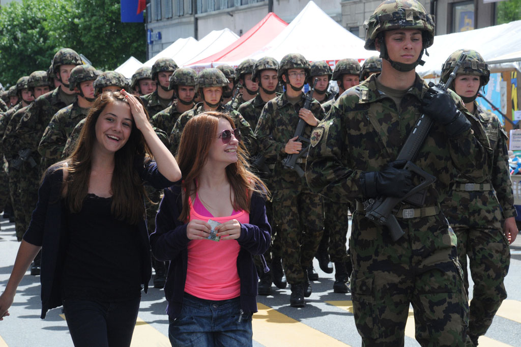 2011 Cantonal Assembly: Military unit Geb Füs Bat 85 marching off – with admirers © Klara Hübner, 2011