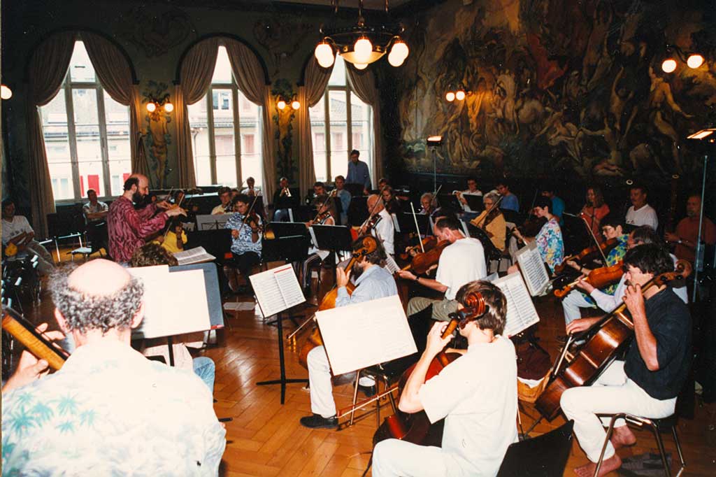 Christoph Kobelt rehearsing with the Glarus chamber orchestra in the Soldenhoffsaal room in Glarus. © Christoph Kobelt, undatiert