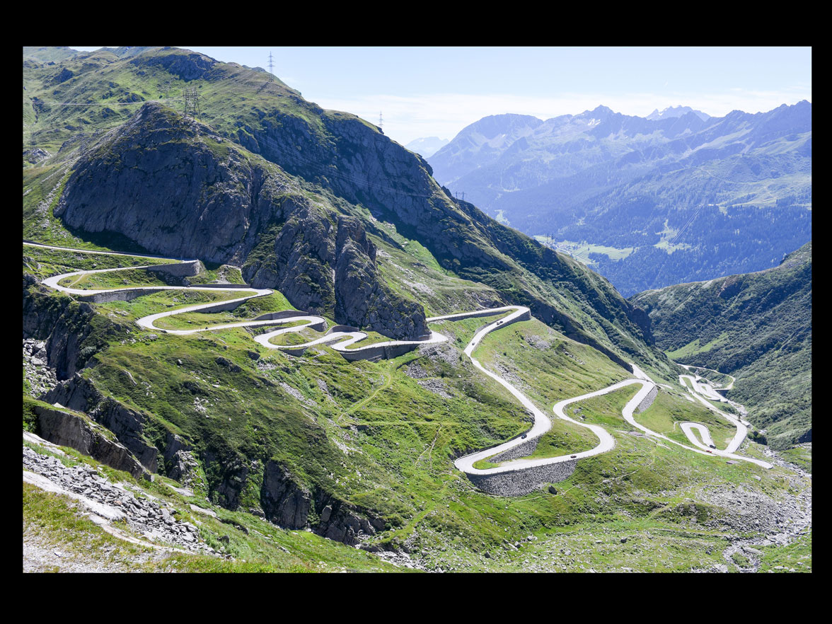 On the south side, the ‘Tremola’ leads to the Gotthard Pass © Stefano Ember / shutterstock.com