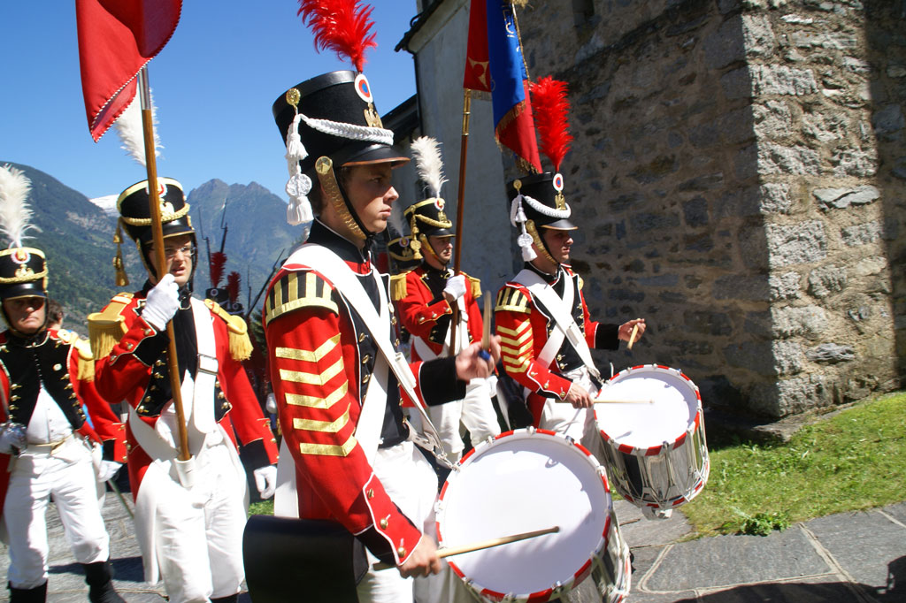 Leontica: drummers in the foreground and flag-bearers © Letizia Gianora, 2011