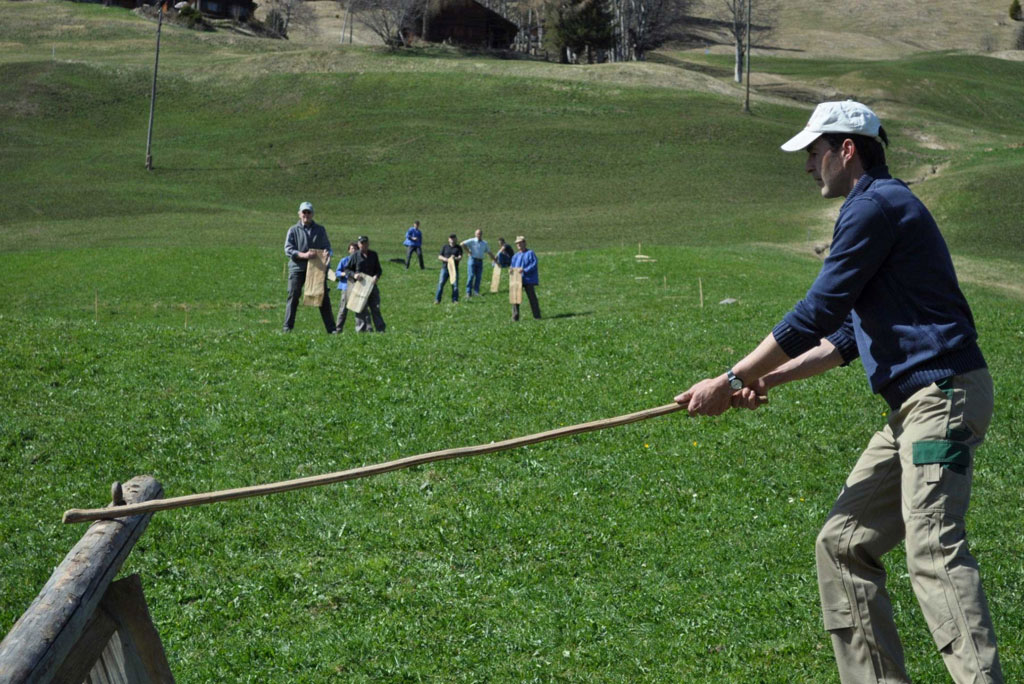 Hürnä: A player using a Huri stick to launch the Huri into the defenders’ field © Heidi Wyss