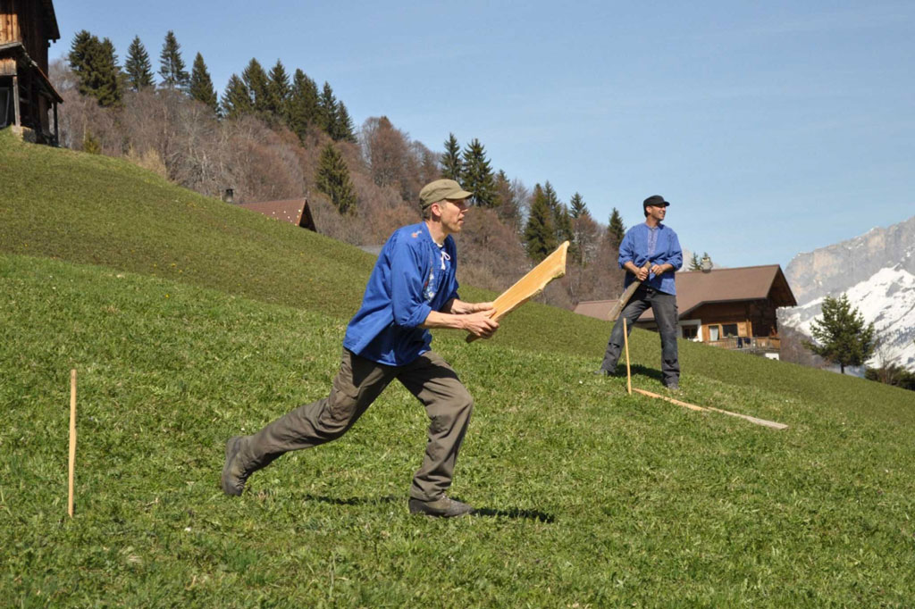 Hürnä: Defending with the board in the hands © Heidi Wyss