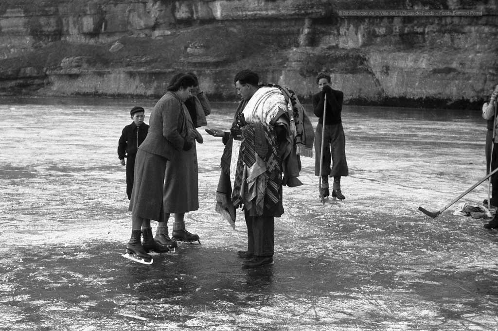 A peddler selling his wares to skaters (1930-1950) © Fernand Perret/Département audiovisuel de la Bibliothèque de la Ville de La Chaux-de-Fond