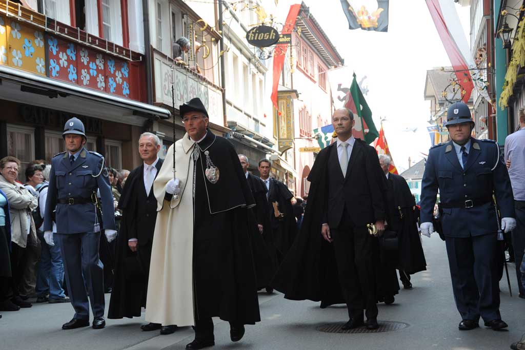 Cantonal leaders, the cantonal bailiff and the police guard of honour taking part in the assembly procession © Marc Hutter/Kanton Appenzell Innerrhoden, 2010