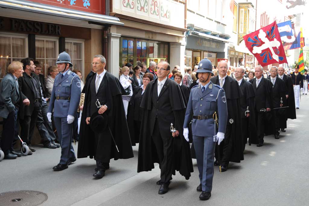 Members of the cantonal court of justice and the police guard of honour taking part in the assembly procession © Marc Hutter/Kanton Appenzell Innerrhoden, 2011