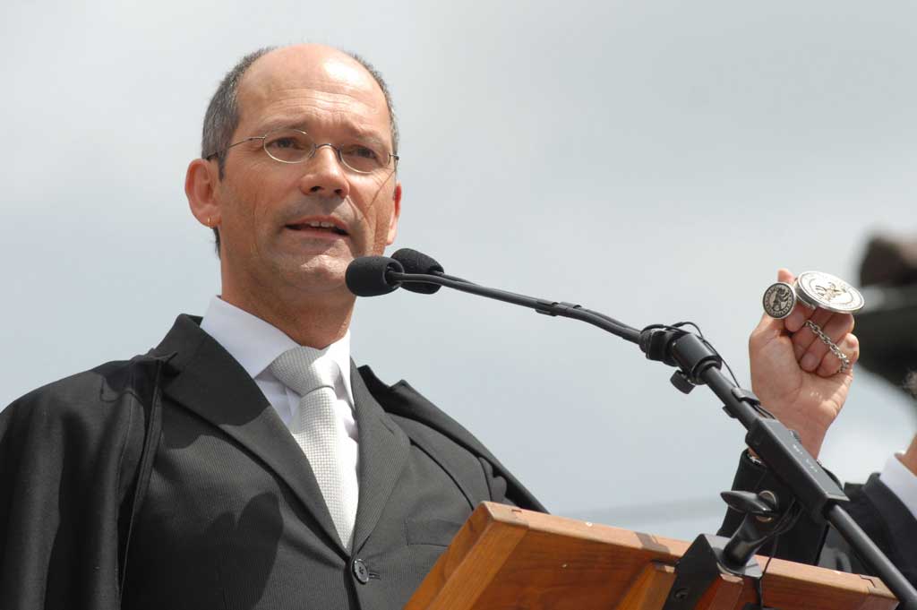 The Governing Chairman symbolically placing the cantonal seal in the hands of the people before the (re)election for his position © Marc Hutter/Kanton Appenzell Innerrhoden, 2011