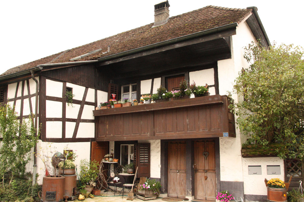 A house with two front doors on Zürichstrasse in Lengnau © Kai-Bernhard Trachsel, 2011