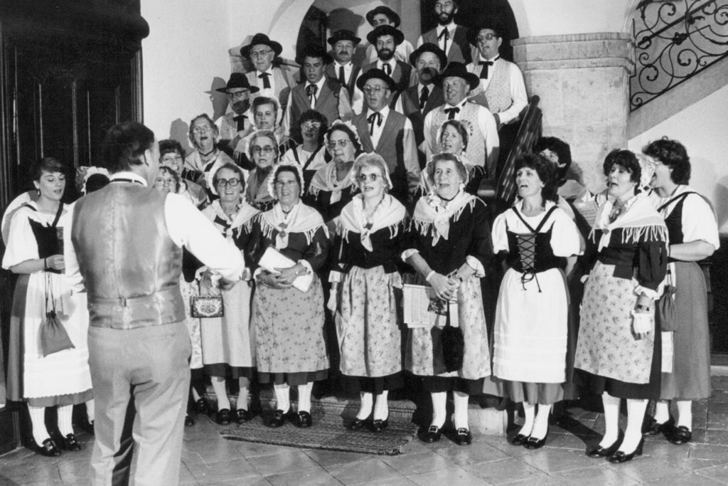 Delémont 1985: The choir of the «Amicale des patoisants vadais» © Archives cantonales jurassiennes (ArCJ)