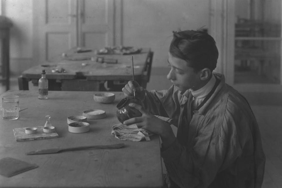 Craftsman delicately applying the enamel with by brush © MAH, Ville de Genève (in: « L’Email et les Couleurs à peindre sur émail. Leur nature et leur fabrication »)