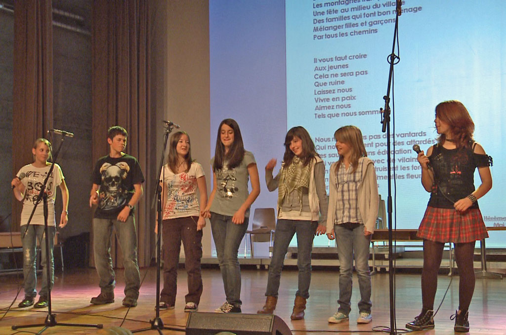 Group of young people from Hérémence performing on stage, cantonal patois festival, Conthey, 6 November 2010 © Médiathèque Valais, Martigny