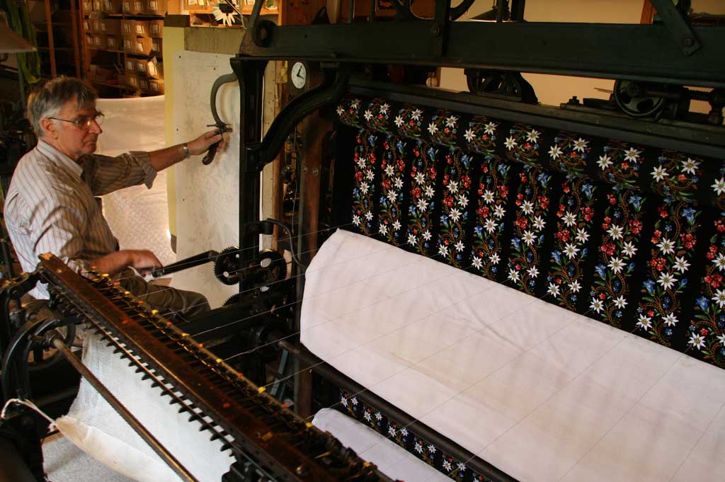 Hand machine embroiderers, Bernhard Hollenstein, Dreien © Bruno Hollenstein, 2010