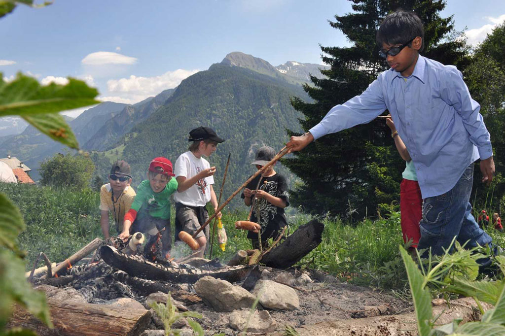 Trip to the pastures, Chur: Cooking sausages over the fire © Walter Schmid, 2010
