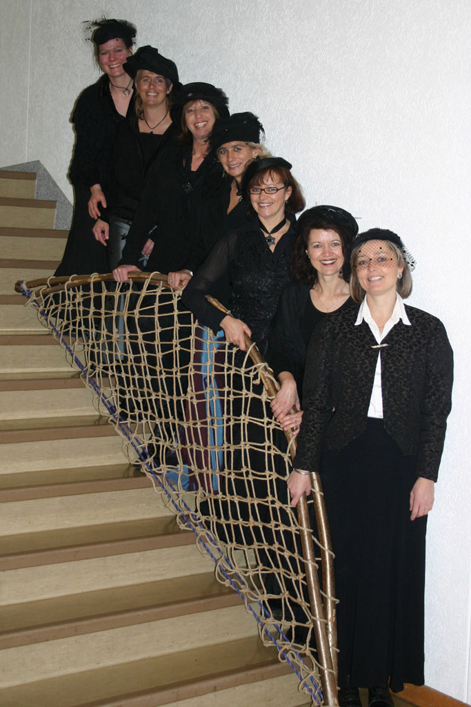 Women from Fahrwangen dressed in noble robes and armed with their net for catching men © Priska Lauper, 2011
