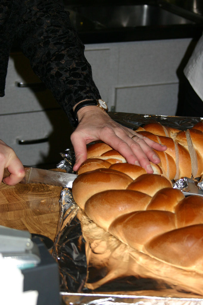 Slicing the plaited bread in Fahrwangen on Sunday evening © Priska Lauper, 2009