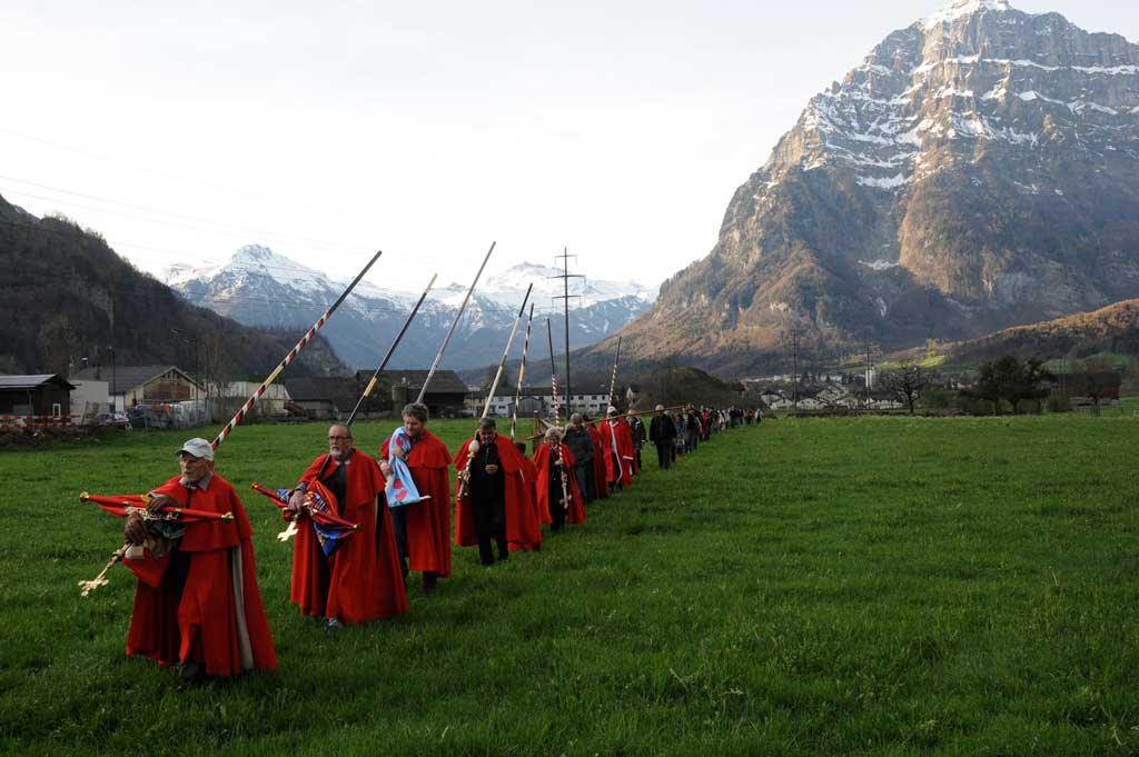 Catholic procession with Netstal and Vorderglärnisch in the background © Heinrich Speich, 2011